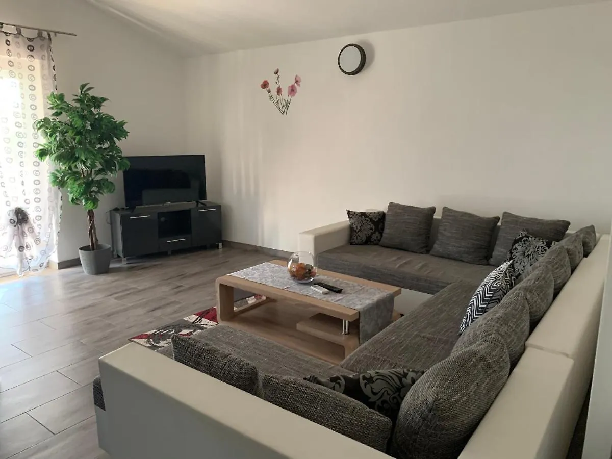 Pula Apartment E&E Loborika