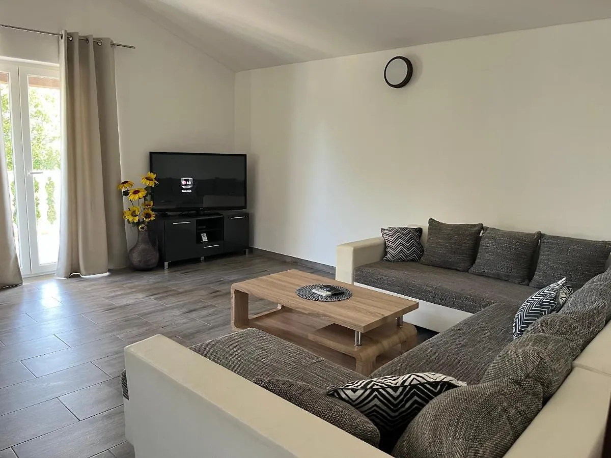 Pula Apartment E&E Loborika